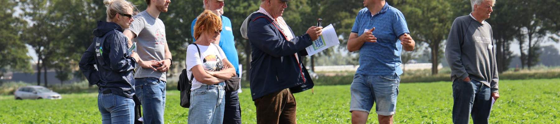 Groep mensen buiten op het land