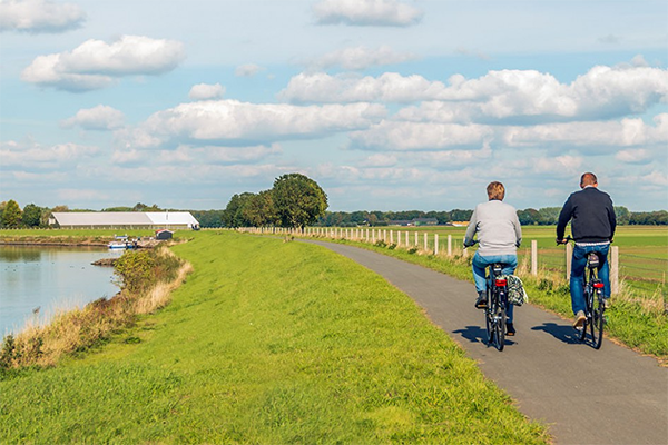 Twee fietsers op een dijk