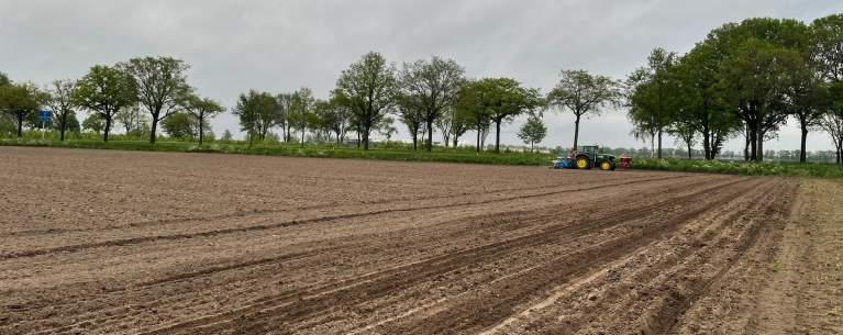 Akker met geploegde grond