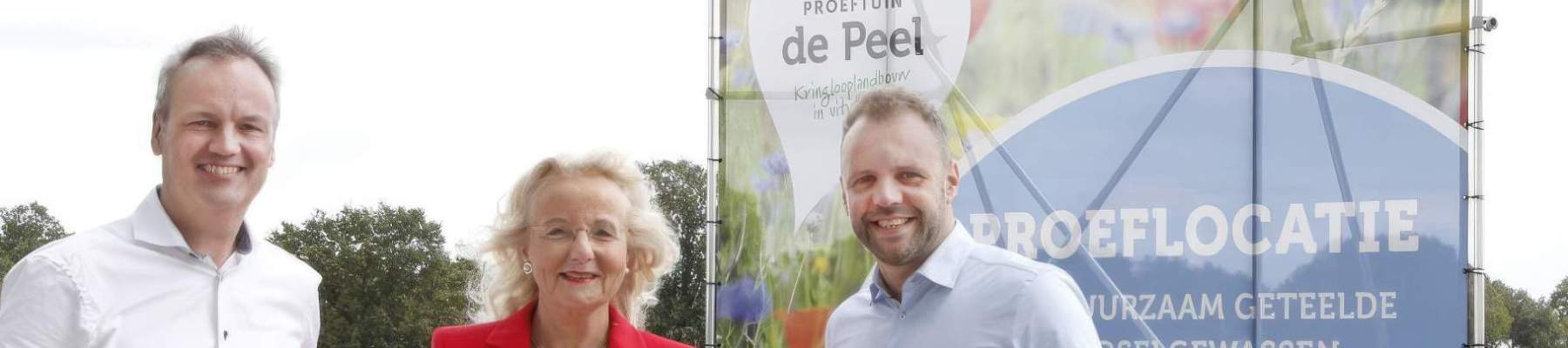 3 personen voor reclamebord