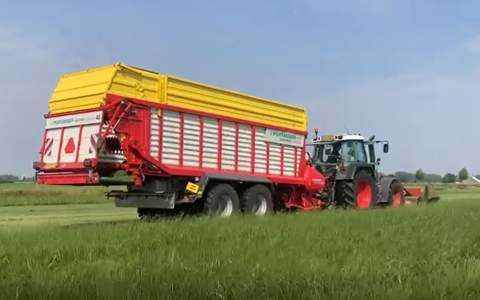 Omgebouwde opraapwagen helpt zomerstalvoeren te verduurzamen